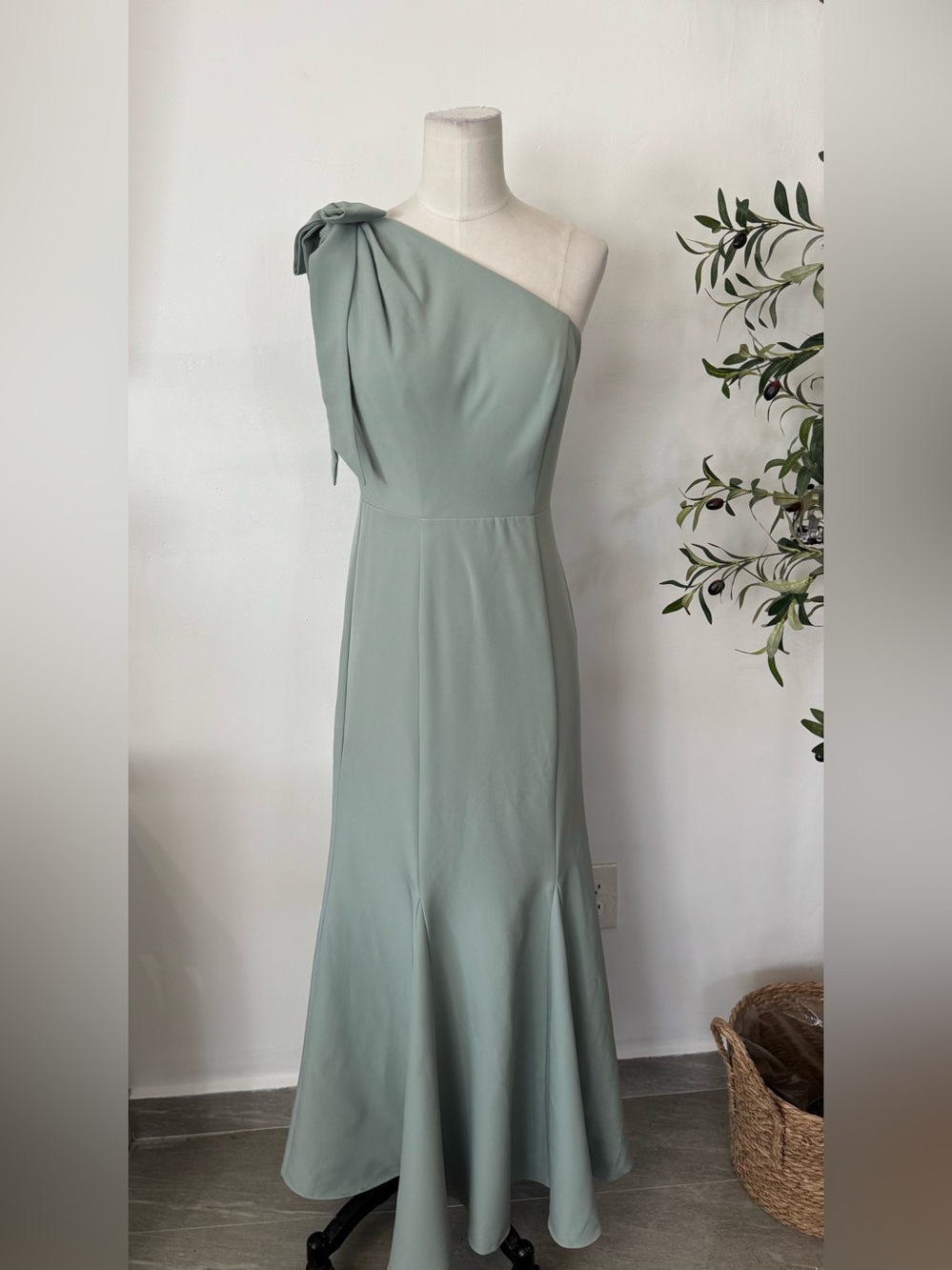 REVERLY - Rowan Crepe Dress sage Size 6
